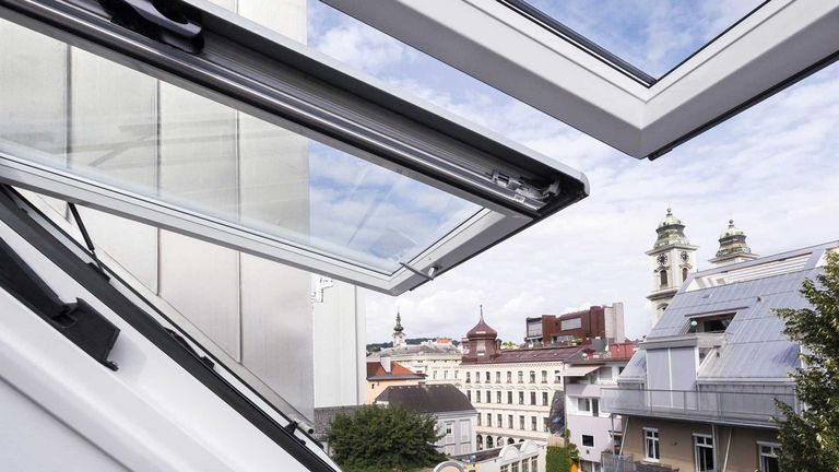 Detailaufnahme auf zwei geöffnete Designo R8 Klapp-Schwingfenster