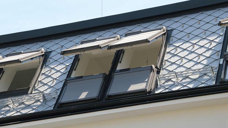 Außenansicht eines geöffneten Designo Klapp-Schwingfensters R8