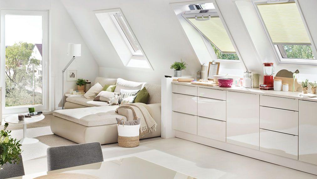 Wohn- und Kochbereich einer Dachgeschosswohnung mit RotoQ Schwingfenstern und Rollo Exclusiv